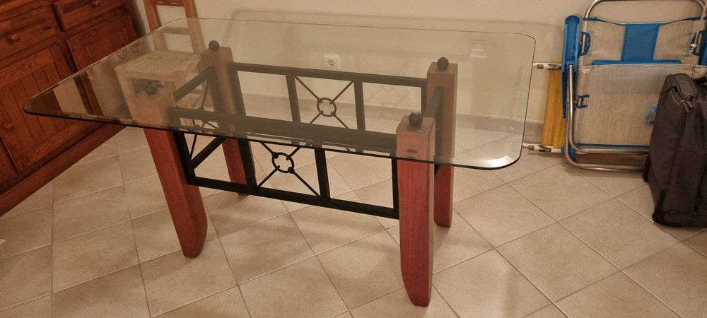 Mesa de jantar e cadeiras