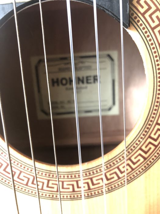 Gitara klasyczna z futerałem.