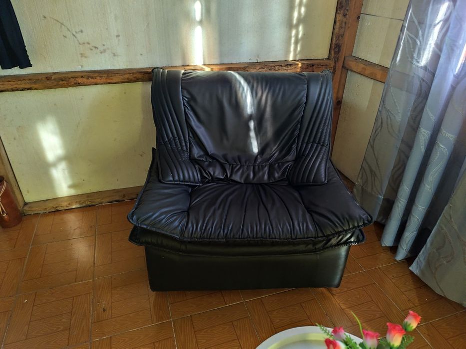 Conjunto sofás de sala em pele.