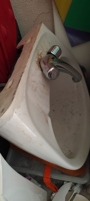 Bidé e lavatório com torneira incluida