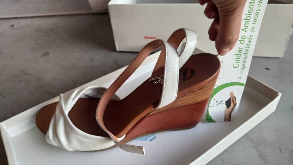 Sandálias 100% Pele - marca BATA - conforto branco 39