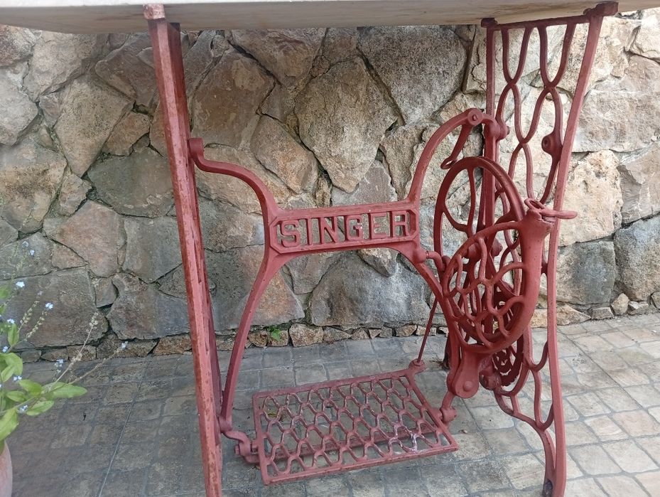 Pé de mesa em ferro SINGER