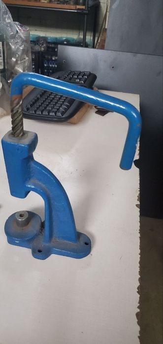 Пресс для установки кнопок люверцов