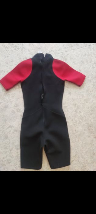 Fato de Surf Tribord vermelho e preto para 12 anos.