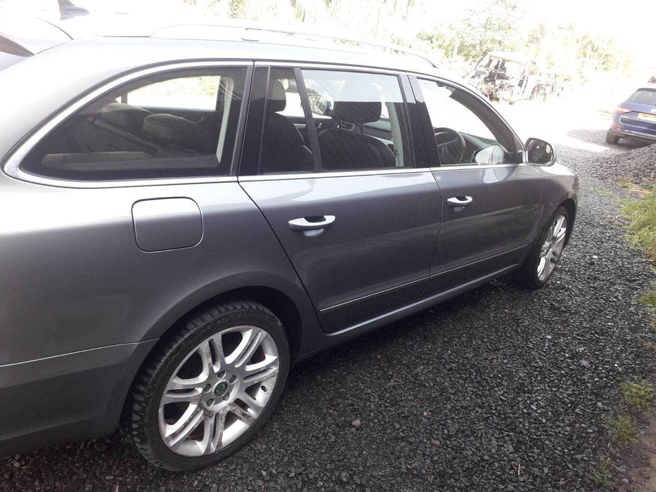 Двері задні ліві+праві Skoda Superb 2