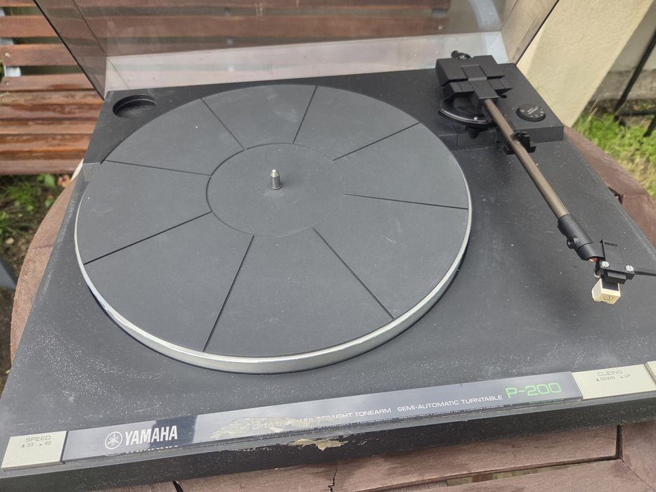 Gramofon Yamaha P200