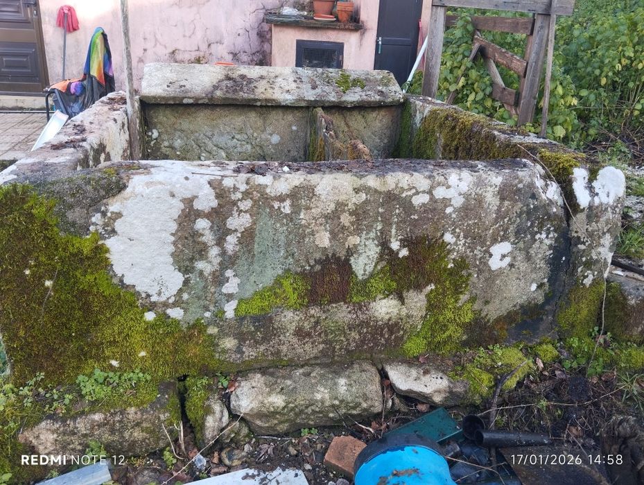 Tanque de pedra antigo em bom estado