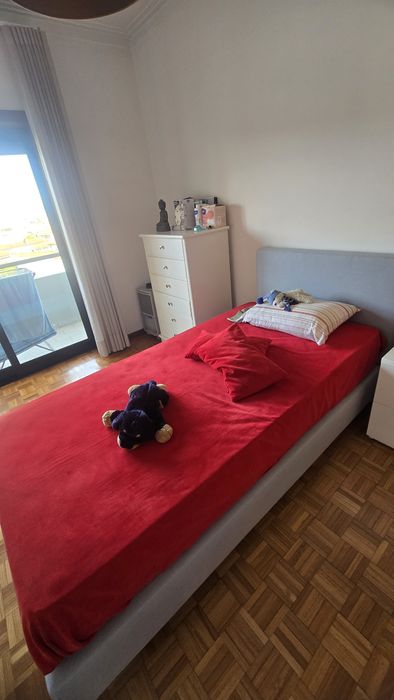 Cama estofada de  solteiro com colchão