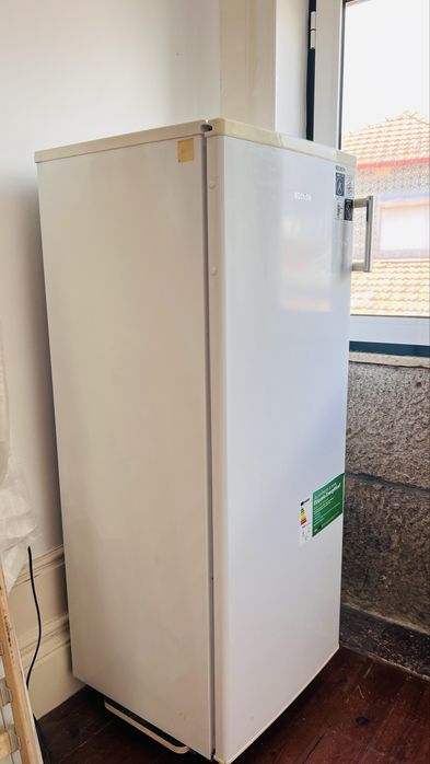 Frigorífico BECKEN sem Congelador (Ventilado - 144 cm - 250 L - Branco)