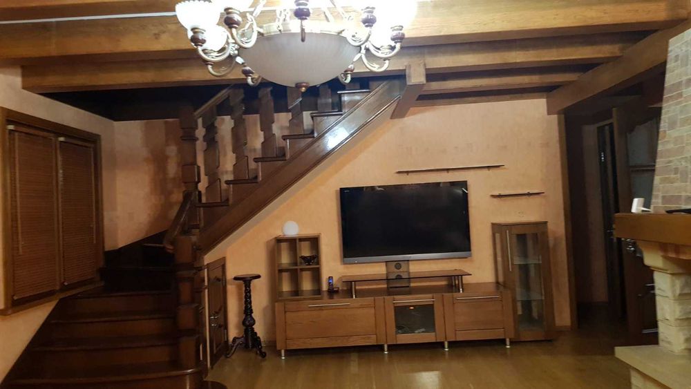 Будинок на Соломінці з особистим бомбосховищем з кухнею та кімнатою