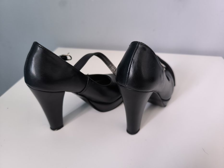 Buty nieużywane czarne obcas wygodne 34