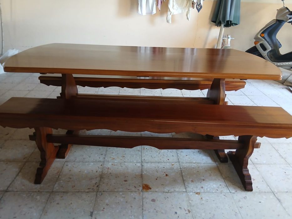 Mesa com 2 bancos