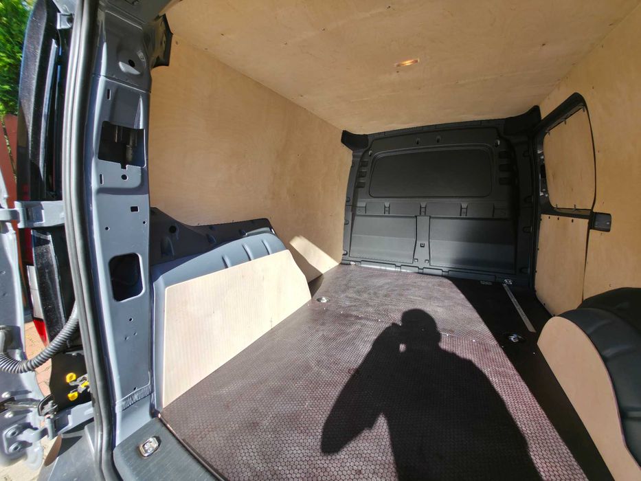 Zabudowa zabezpieczenie ze sklejki Ford Transit Connect van