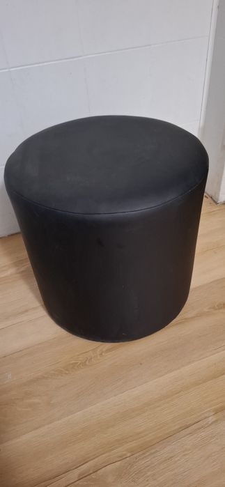 Pufa okrągła czarna skórzana