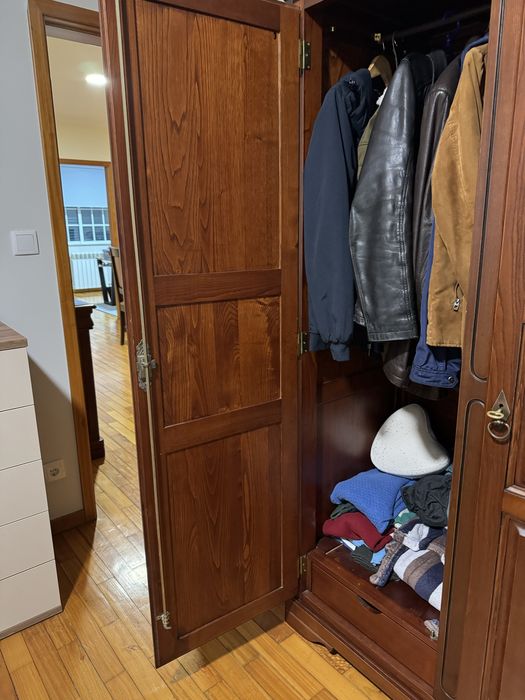 Roupeiro 3 Portas - Madeira mogno