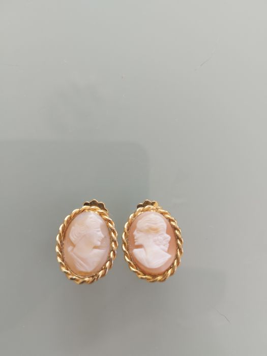 lindos brincos camafeu banhados a ouro