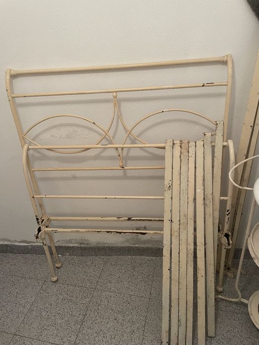 Cama de ferro muito antiga