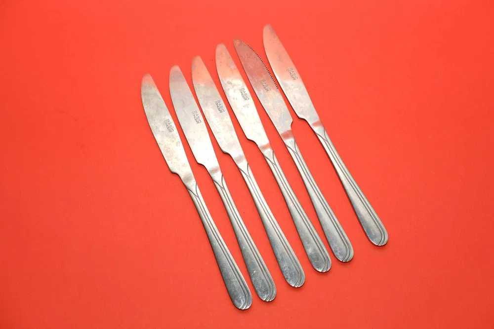 Вилки, ножи, чайные ложки, столовые ложки.
