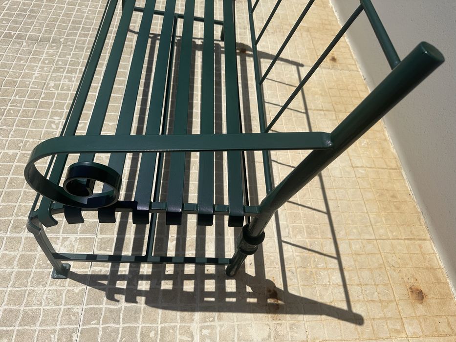 Banco em ferro seminovo, com pouco uso