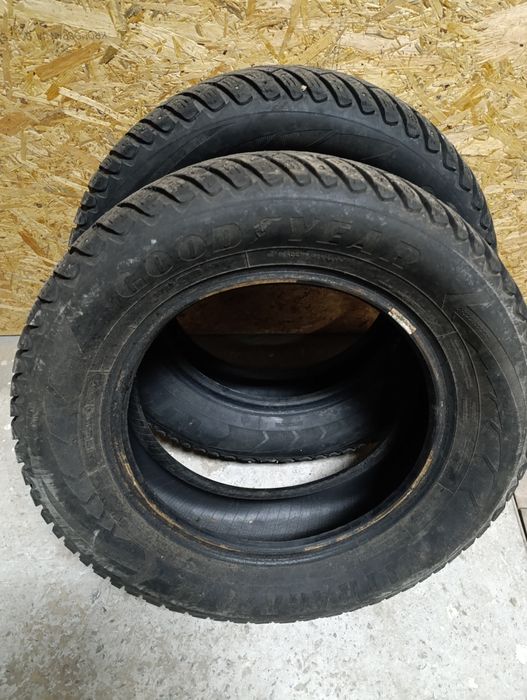 Продам 2 колеса зимних шипованых