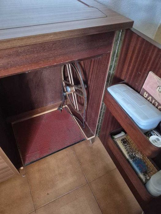 Máquina costura com móvel Oliva 515