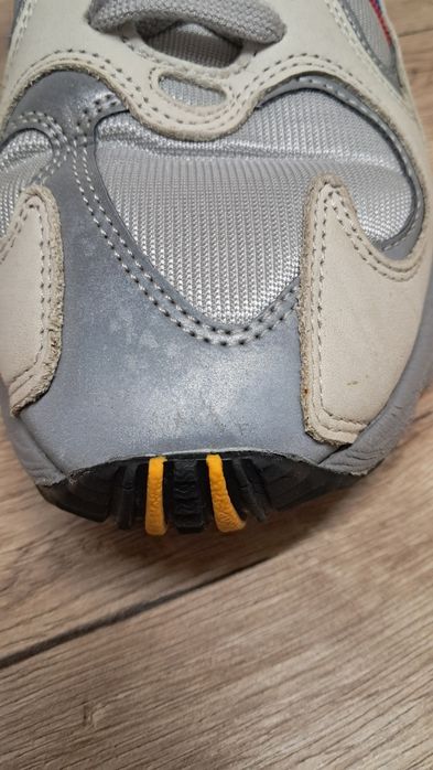 Кросівки adidas.