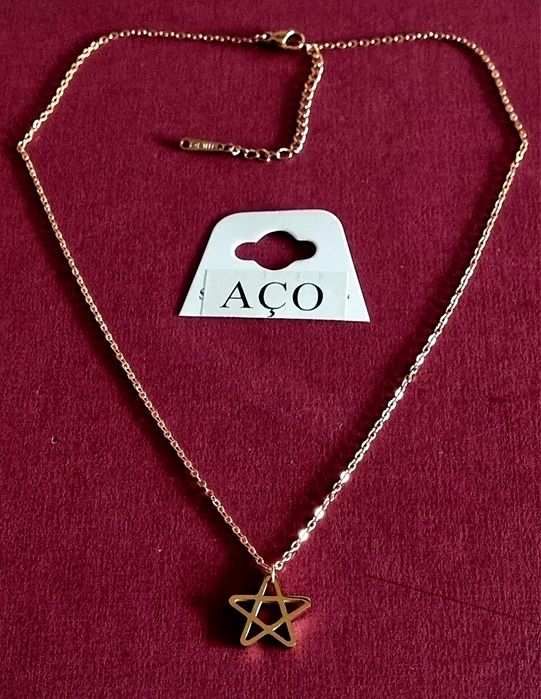 Colar dourado, em aço, com pingente formato estrela guia