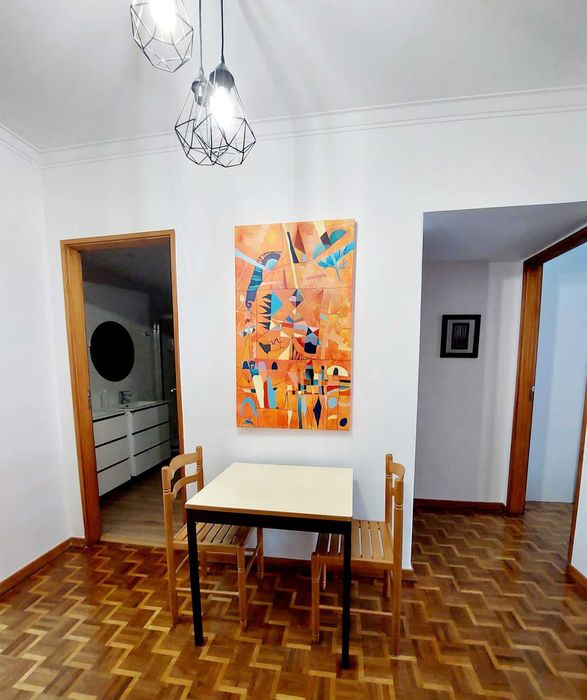 Quarto com Varanda e muita Luz, em Almada