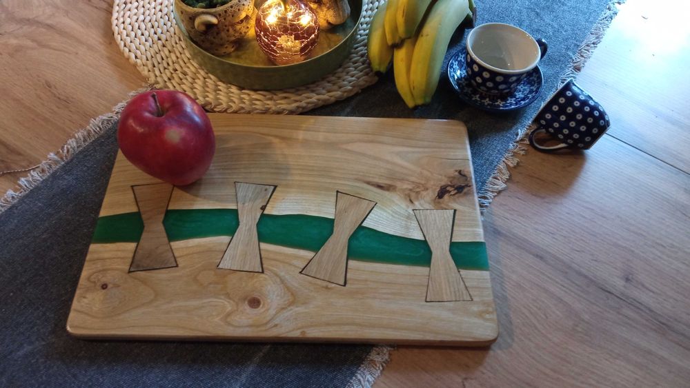 Deska do serwowania potraw z drewna i żywicy