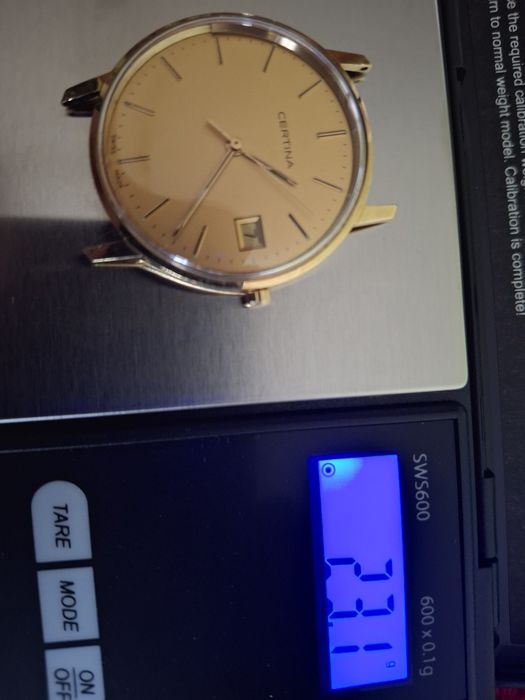 Золотий годинник марки Certina.