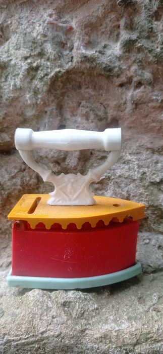 Żelazko plastikowe. Zabawka z czasów PRL Kolekcja zabawek.