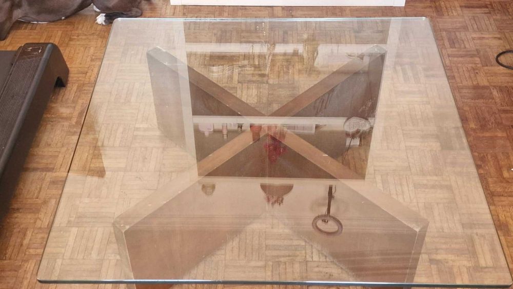 Mesa de centro de estilo contemporâneo em madeira maciça e vidro