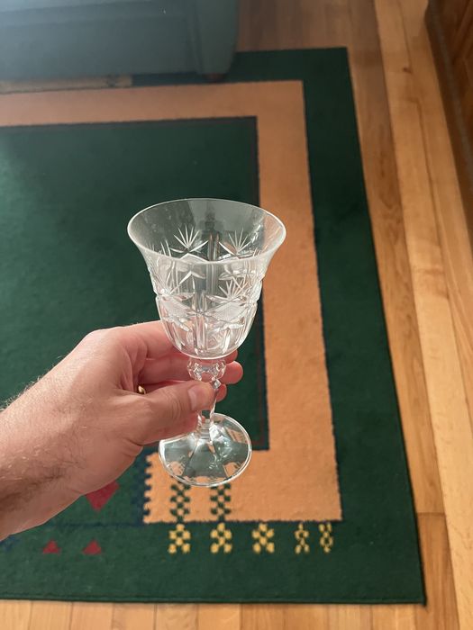 Armario com coleção de copos de cristal