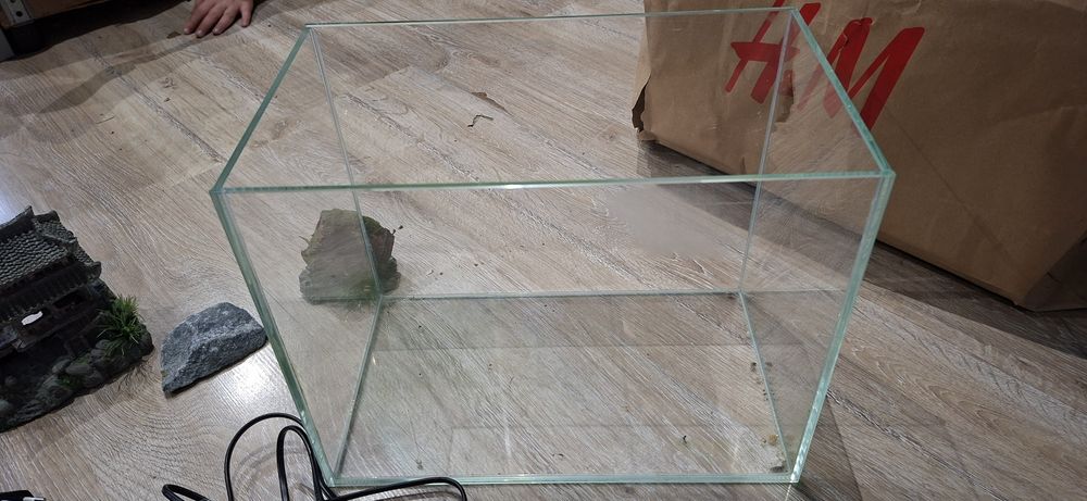 Akwarium  wodne dla rybek z akcesoriami
