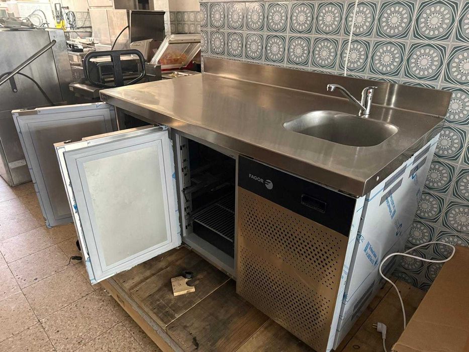 Bancada Refrigerada 2 portas e cuba - como novo!