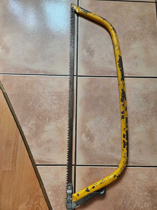 Stara piła ręczna do cięcia drewna