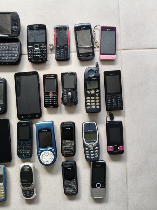 Vários telemóveis usados