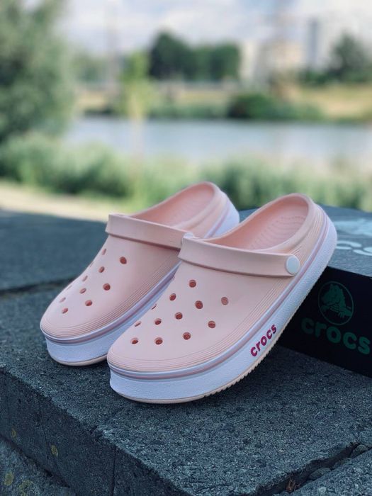 Тапки для дома Комнатные кроксы Кроксы Crocs женские мягкие Сабо  молодежные Актуальный дизайн Женские мюли Обувь в бассейн на пляж