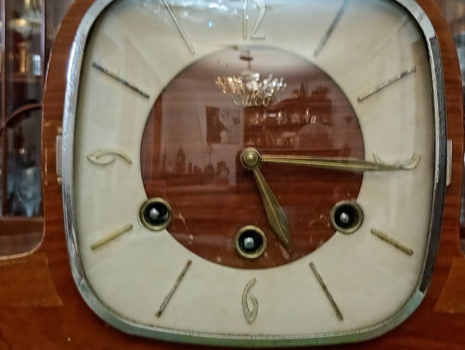 Dois relógios de mesa, a funcionar.
