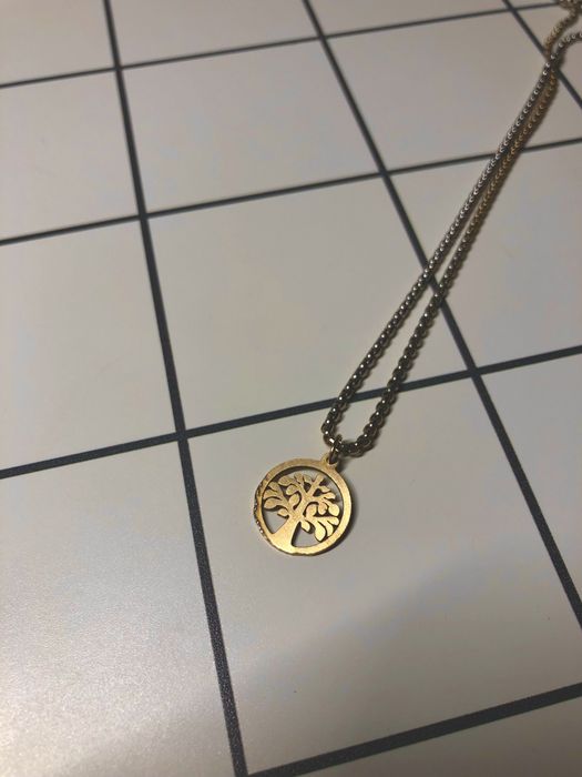 Colar com pendente de árvore dourado