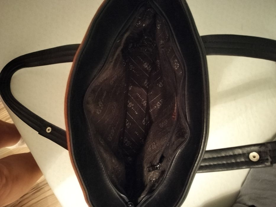 Czarna skórzana torebka