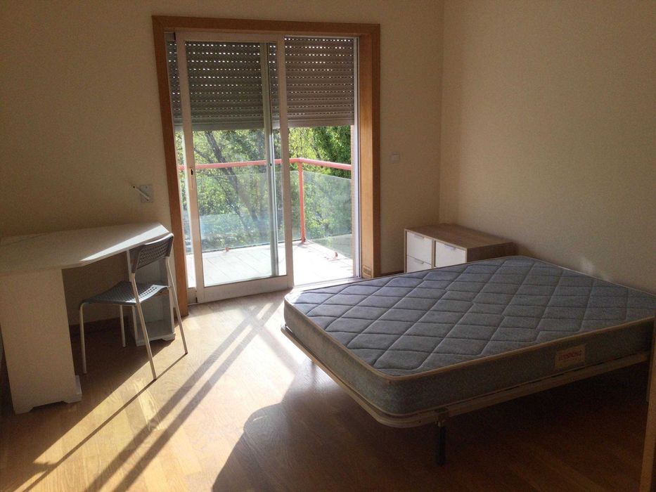 Arrenda-se apartamento T2 totalmente mobilado e equipado, localizado em frente à Universidade do Minho, na Alameda da Universidade.