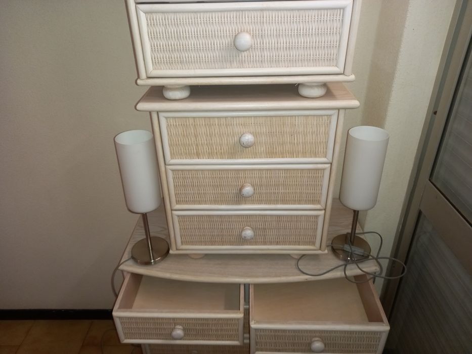 Cómoda,2 mesas cabeceira com 2 candeeiros.