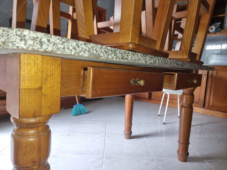 Mesa com granito, bancos