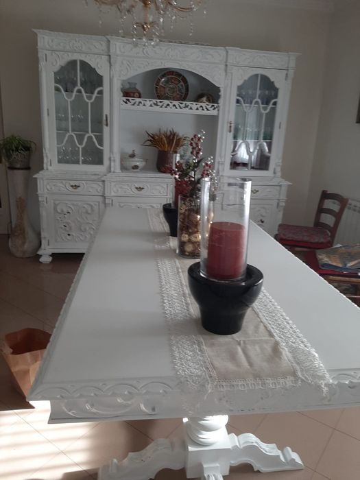 Mobília de madeira castanho massiço