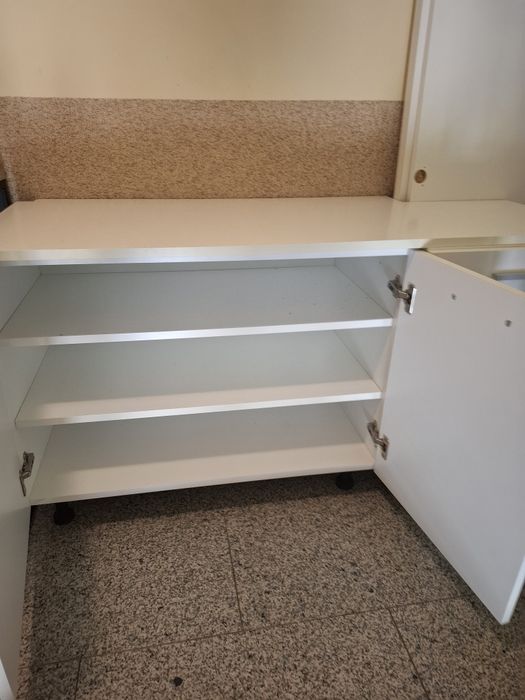 Szafka z płytami białymi