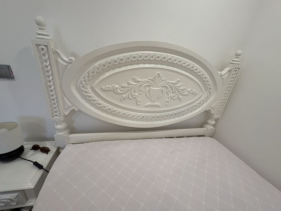 Cama e 2 mesinhas de cabeceira