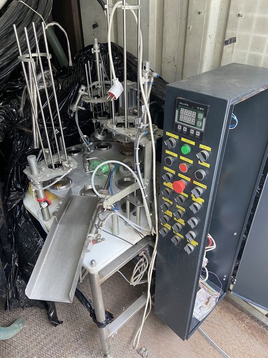 Машина для упаковки в пластиковий стаканчик рідких і в'язких продуктів