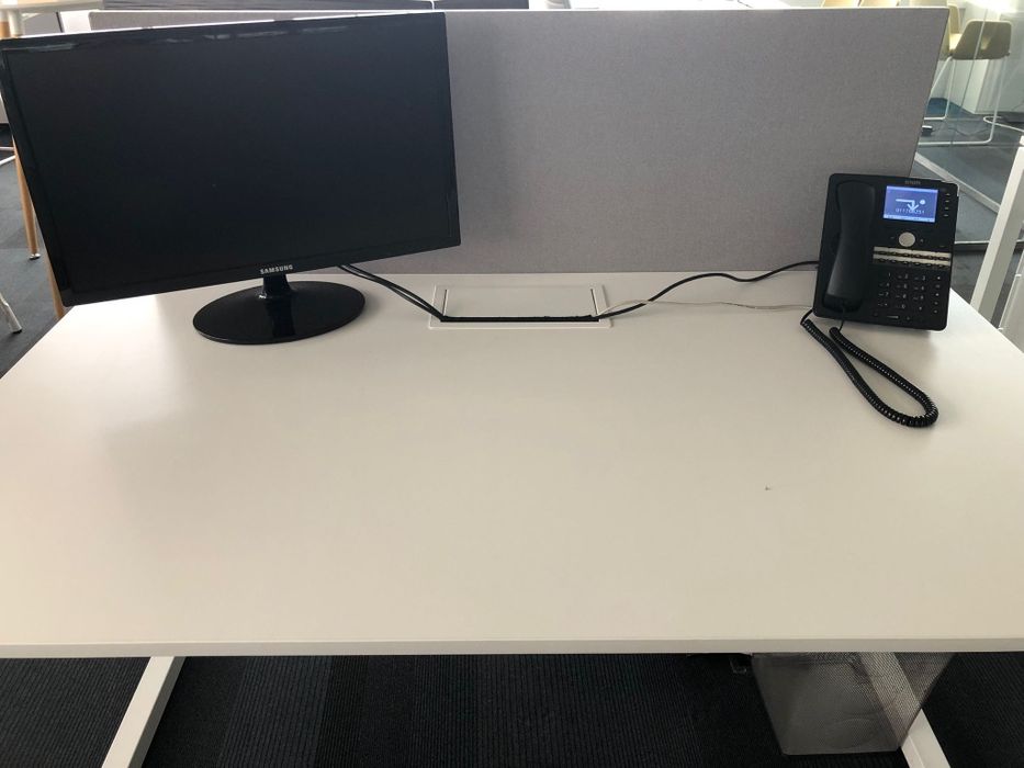 Ilha 140x162 com duas secretárias