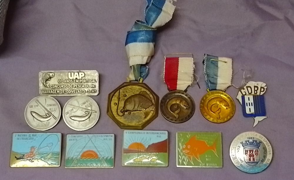 Coleção Vintage de Crachás, Pins e Medalhas de Pesca
